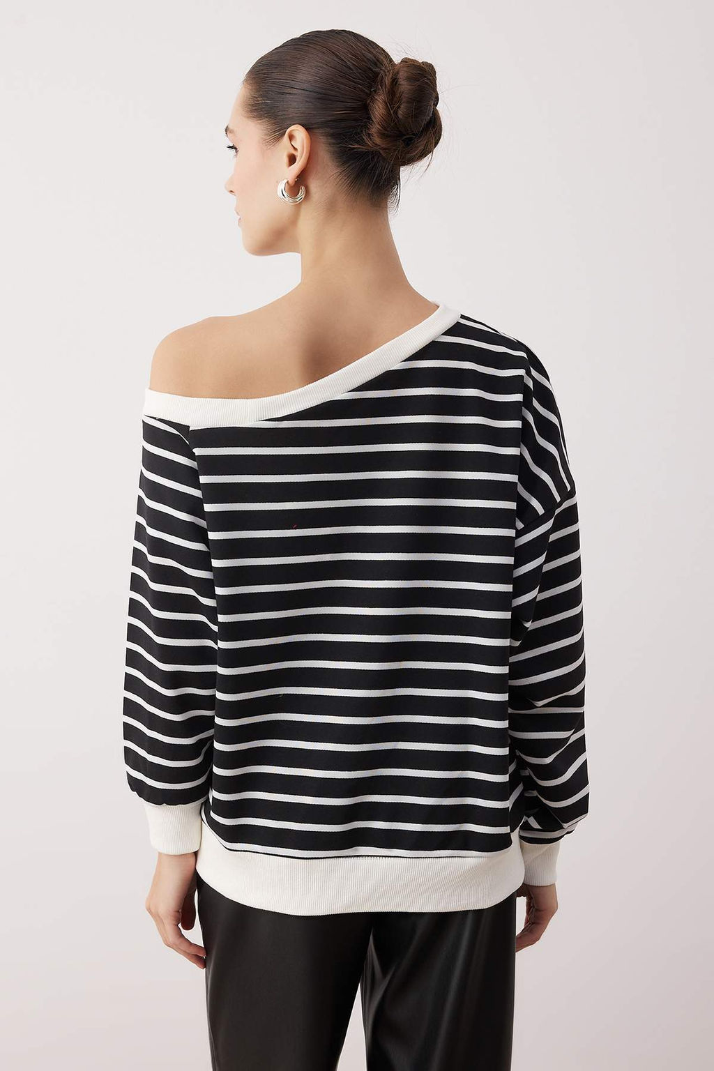 Siyah Cizgili Ac?k Omuzlu Oversize/Genis Kal?p Ince Orme Sweatshirt TWOAW26SW00169 - Trendyolmilla фото 4