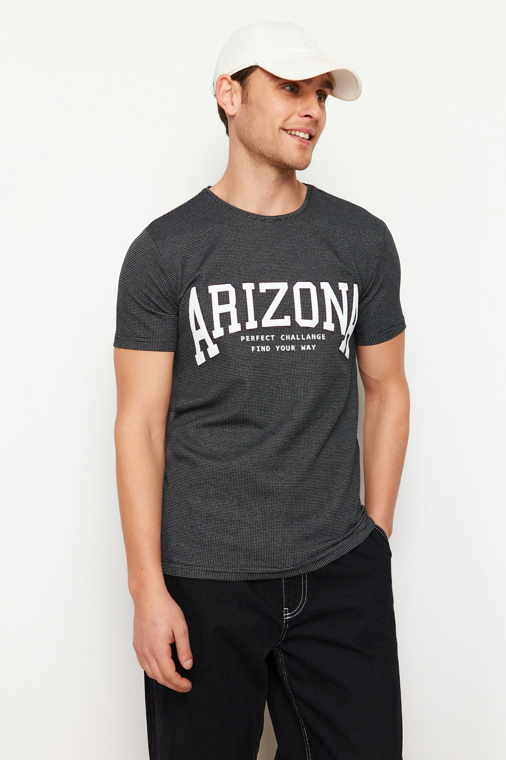 TRENDYOL MAN Siyah Regular/Normal Kesim Dokulu Yaz? Bask?l? T-Shirt TMNSS24TS00199