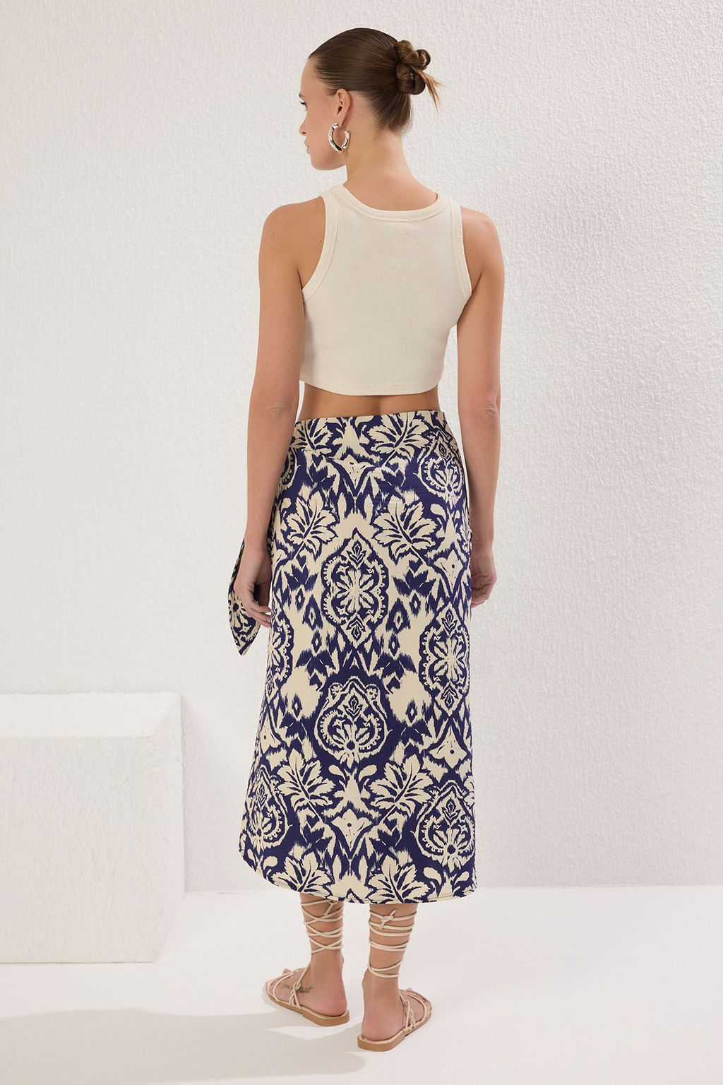 TRENDYOLMILLA Cok Renkli Baglama Detayl? Desenli Midi Boy Dokuma Etek TWOSS25ET00157 фото 4