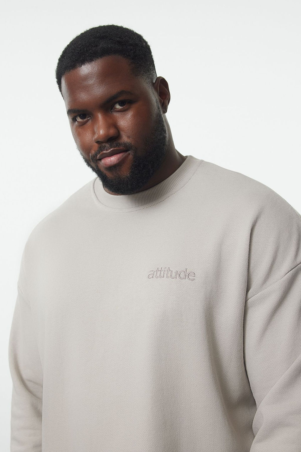 TRENDYOL MAN Gri Oversize/Genis Kesim Yaz? Bask?l? Buyuk Beden Sweatshirt TMNAW25AO00026