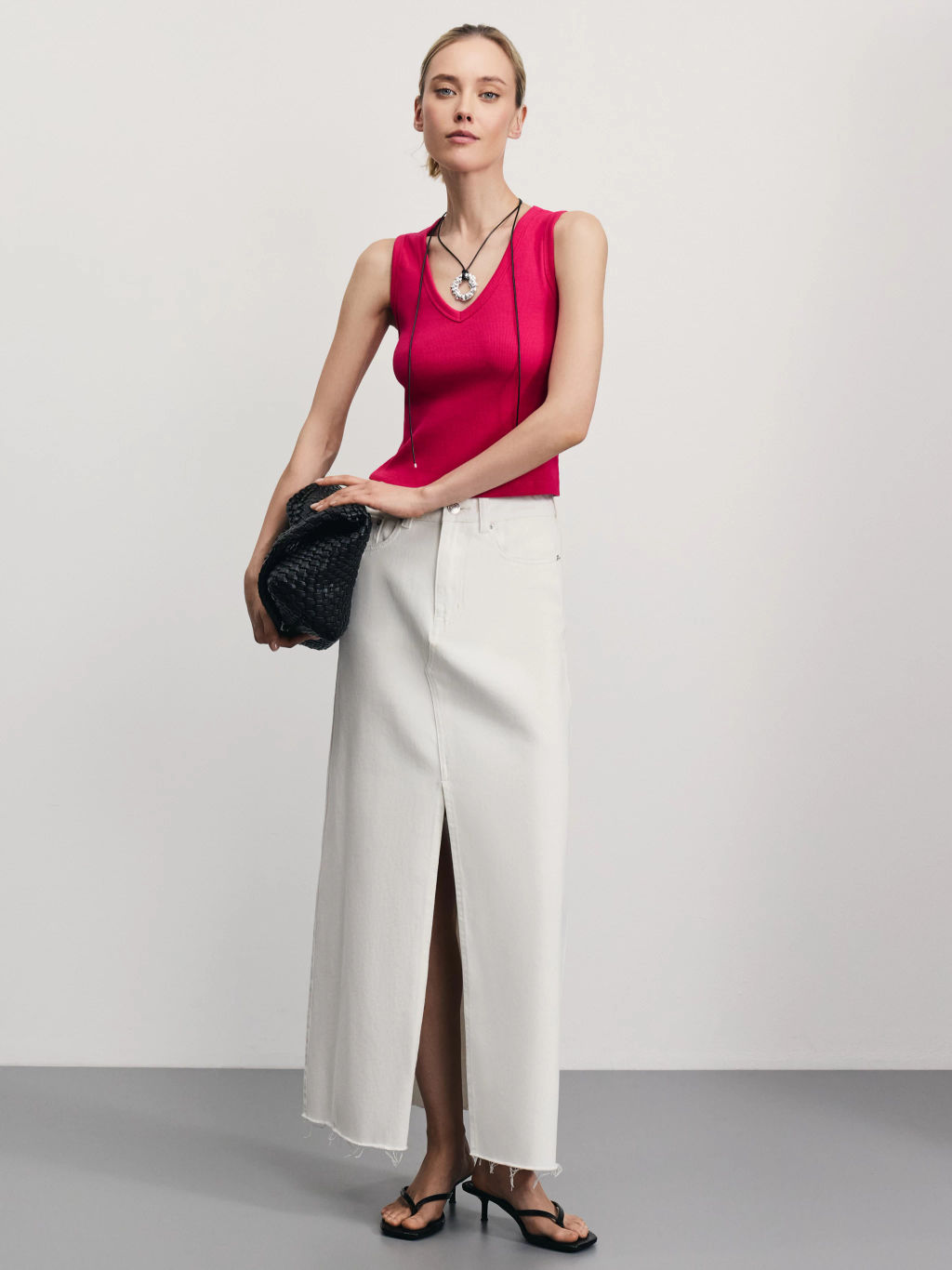 Укороченный топ в рубчик с V-образным вырезом / Zarina  фото 2