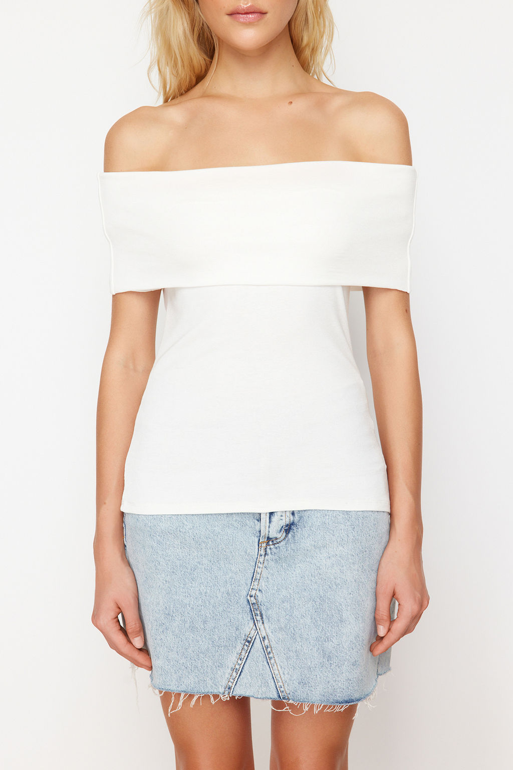 Ekru Carmen Yaka Fitted/Vucuda Oturan Orme Madonna Yaka Bluz TWOSS24BZ00497 - Trendyolmilla фото 4