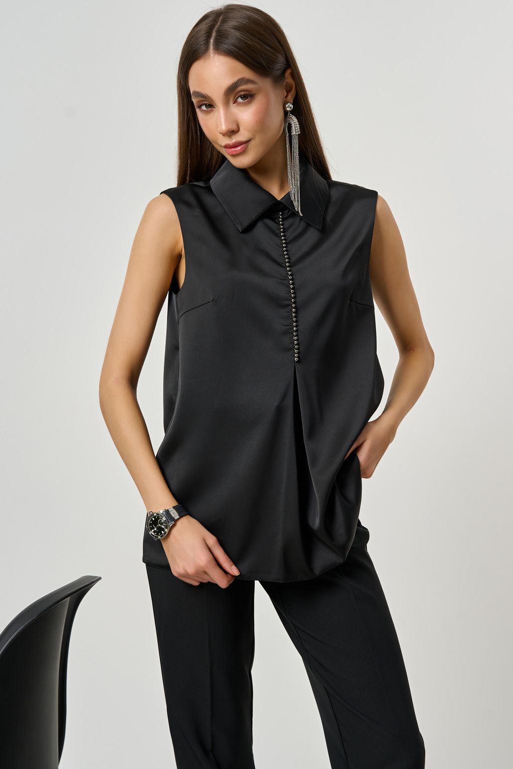 Блузка из атласа с воротником черная