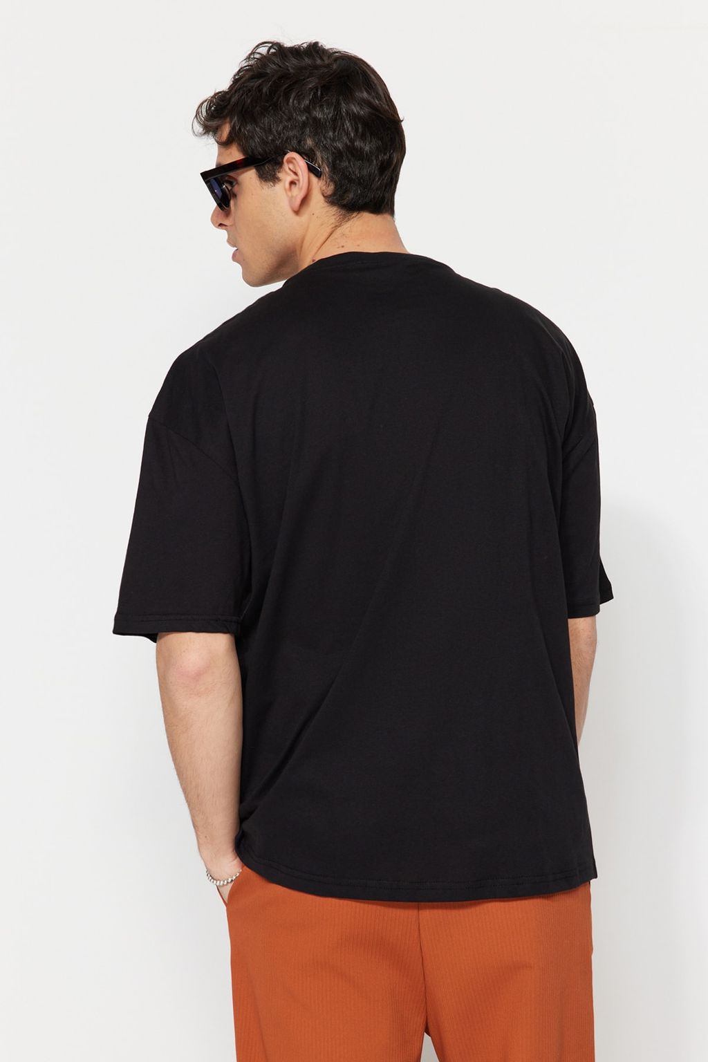 TRENDYOL MAN Siyah Oversize Bisiklet Yaka K?sa Kol Tilki Nak?sl? %100 Pamuklu T-Shirt TMNSS23TS00182 - Trendyolmilla фото 2