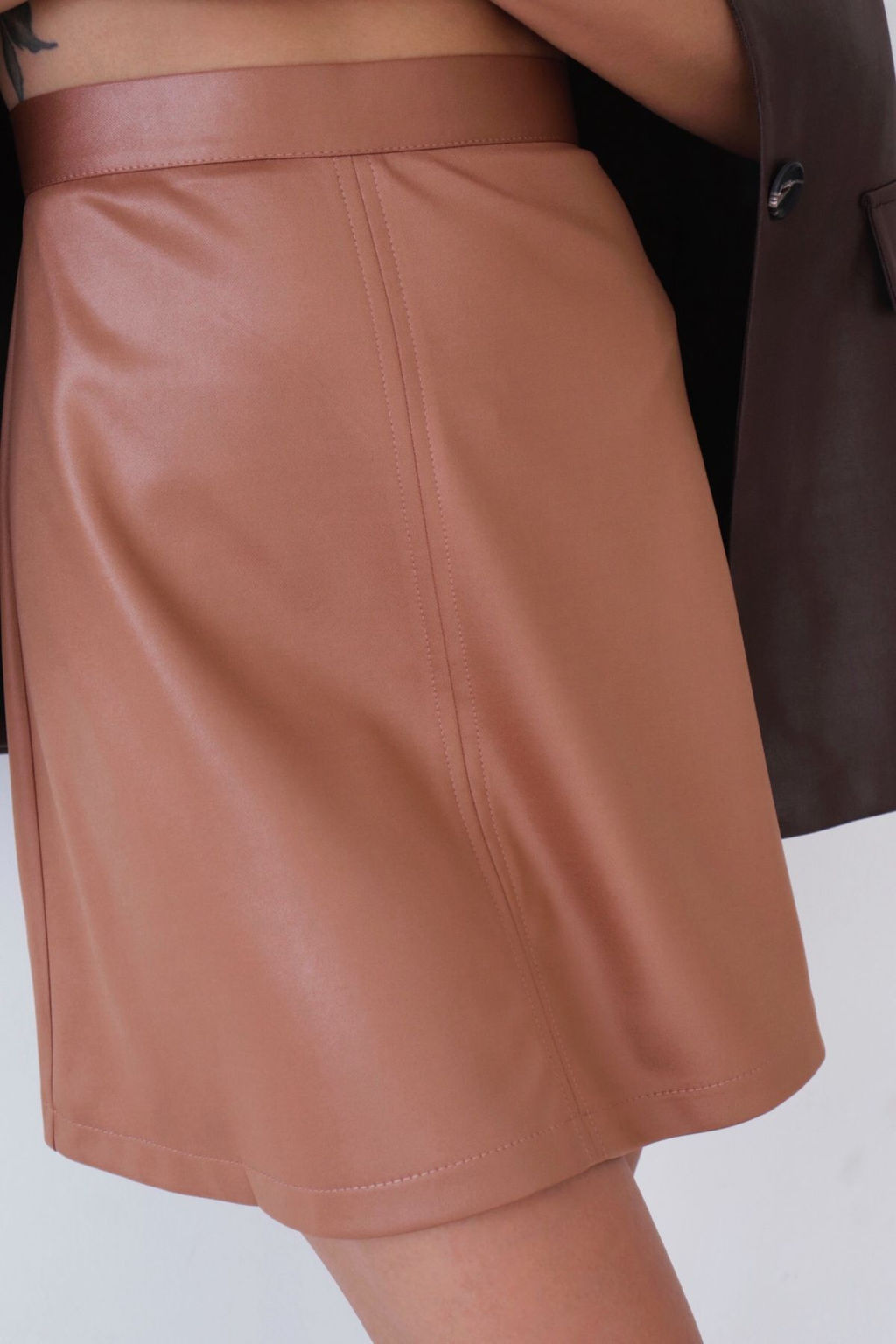 9738 Мини-юбка под кожу светло-коричневая - Martichelli фото 4
