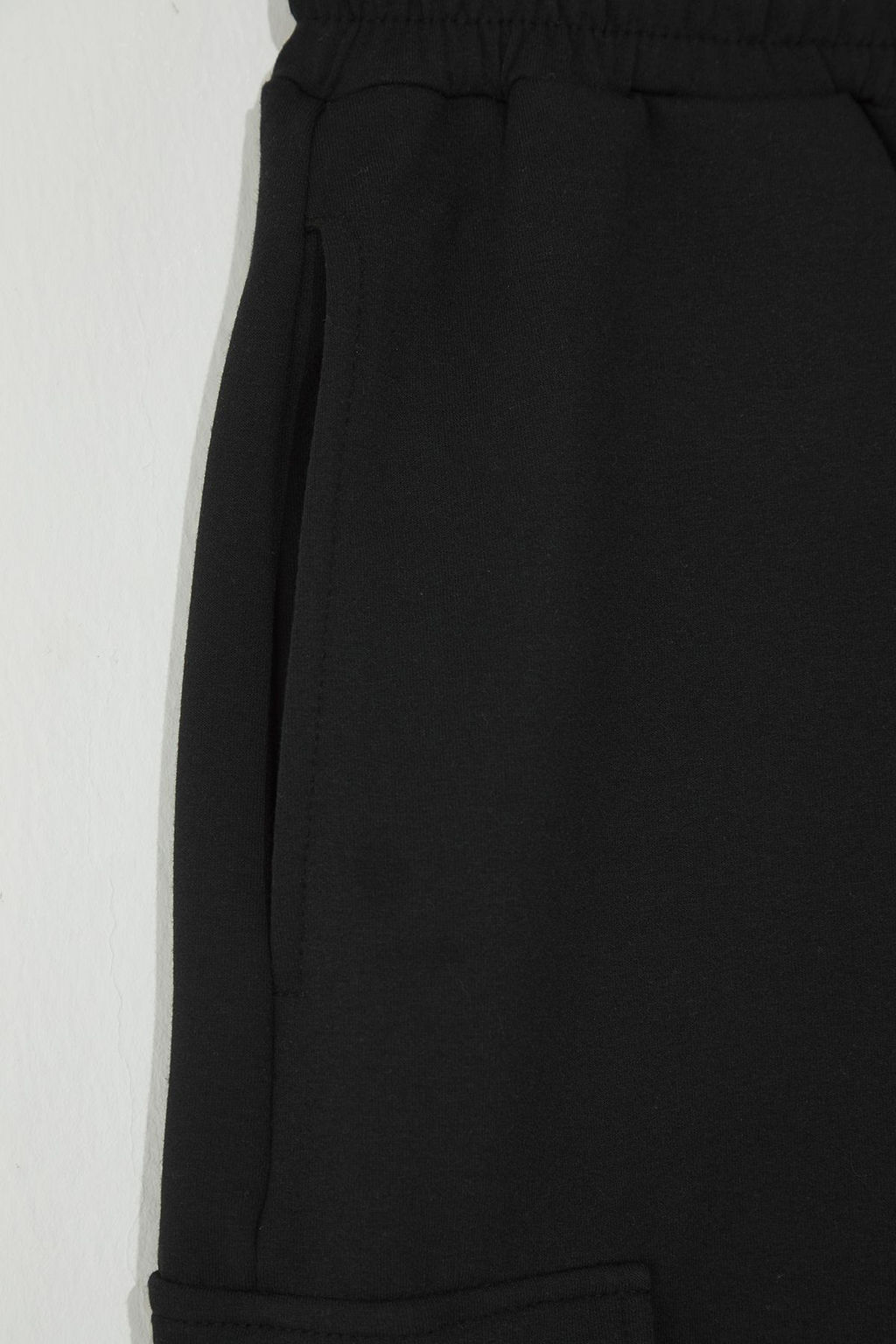 TRENDYOL MAN Siyah Oversize/Genis Kesim Gizli Kordonlu Lastik Belli Kargo Cepli Etiketli Sort TMNSS24SR00018 - Trendyolmilla фото 7