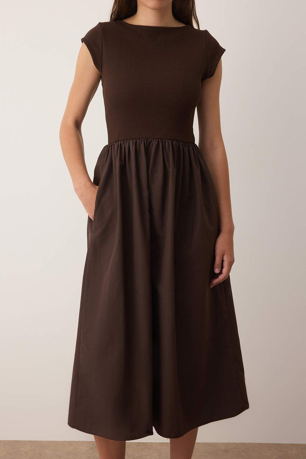 Kahverengi Ustu Esnek Fitilli Alt K?sm? Genis Terrycotton Kontrast Dokuma Elbise - Trendyolmilla фото 7