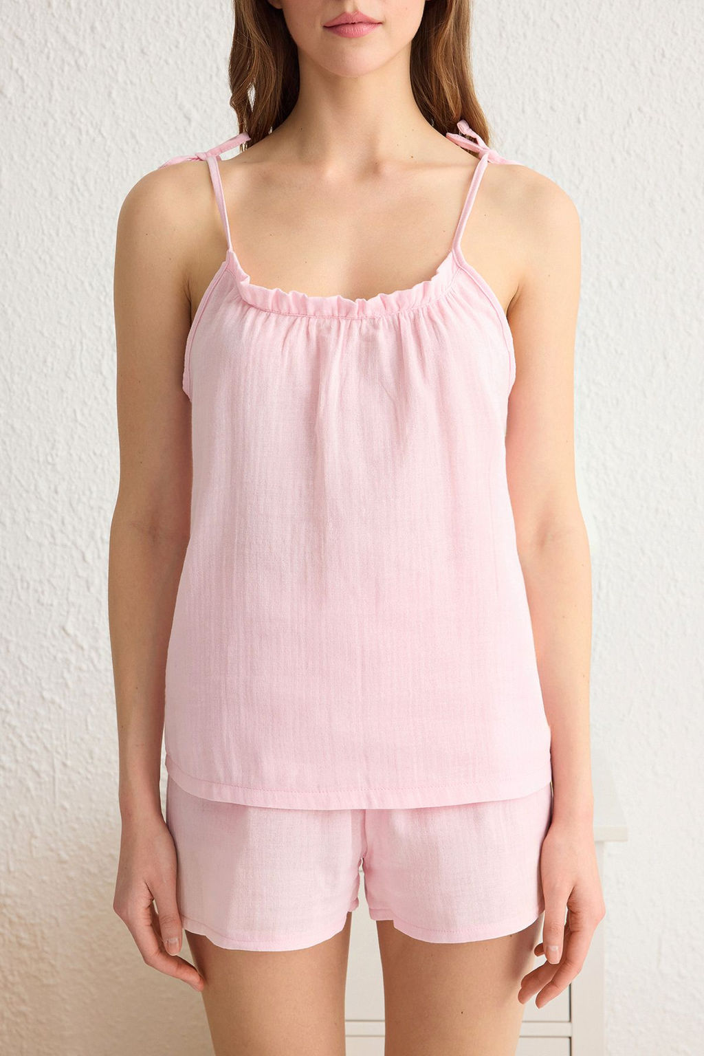 Trendyolmilla Pudra F?rf?rl? Ip Ask?l? Baglama Detayl? Muslin Sortlu Dokuma Pijama Tak?m? THMSS25PT00033