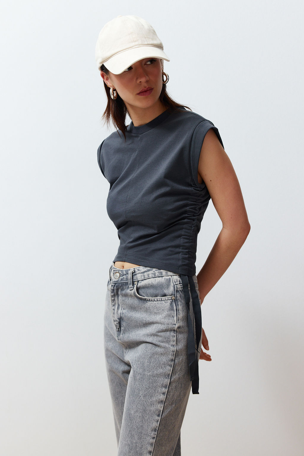 TRENDYOLMILLA Antrasit %100 Pamuk Buzgu Detayl? Crop Yarasa Kol Orme T-Shirt TWOSS24TS00026  фото 10