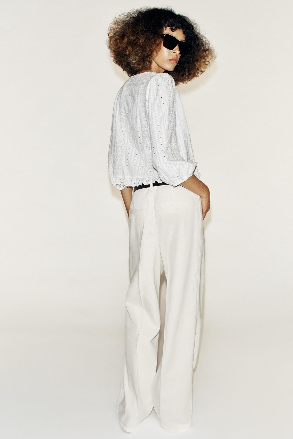 BLUSA BORDADOS PERFORADOS / Blanco roto - Zara фото 2