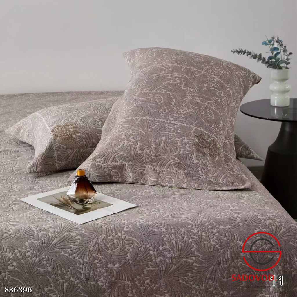 Покрывало на кровать с двумя наволочками