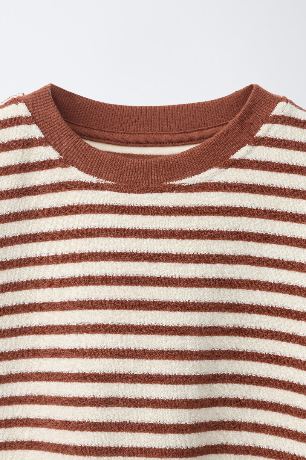 CONJUNTO CAMISETA Y BERMUDA RAYAS EFECTO TOALLA / marron/blanco