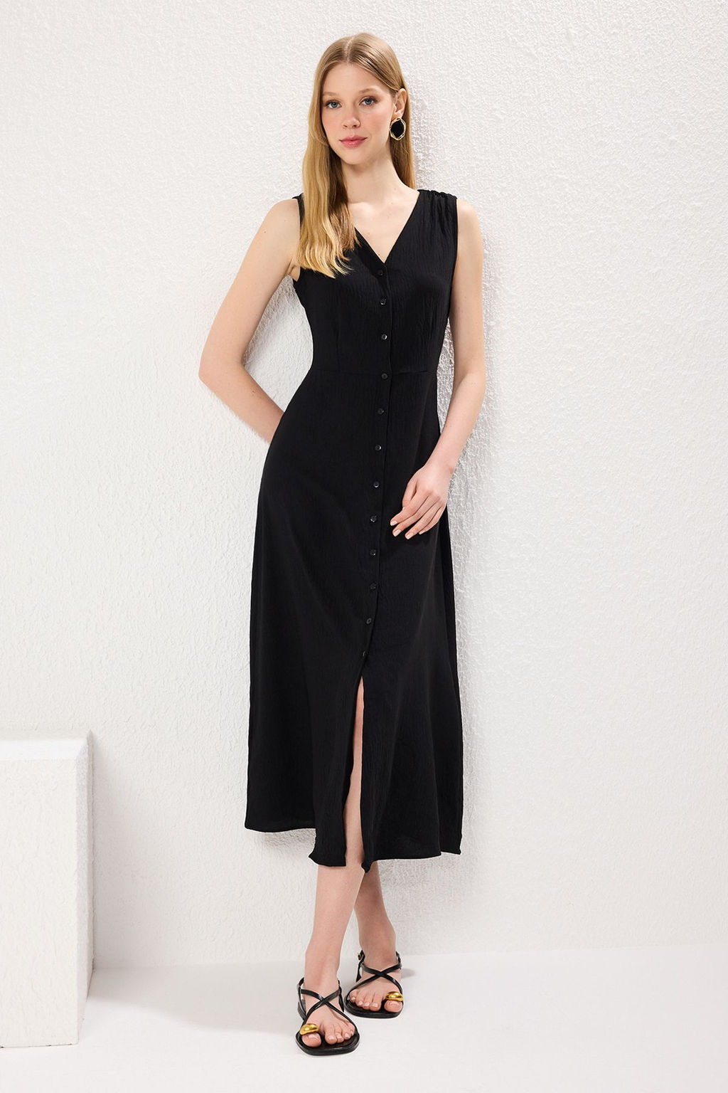 TRENDYOLMILLA Siyah Dugmeli Kolsuz Midi Dokuma Gomlek Elbise TWOSS24EL00442 фото 10