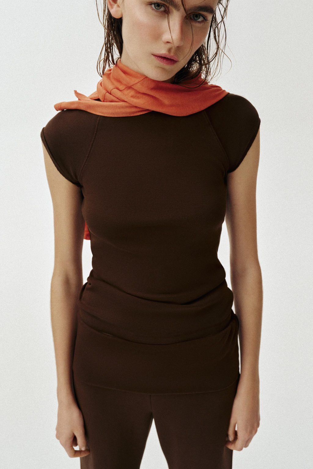 CAMISETA EFECTO LAVADO MANGA RANGL?N / Marr?n - Zara фото 2