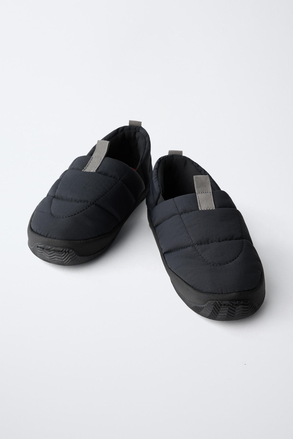 ZAPATILLA ACOLCHADA / Negro