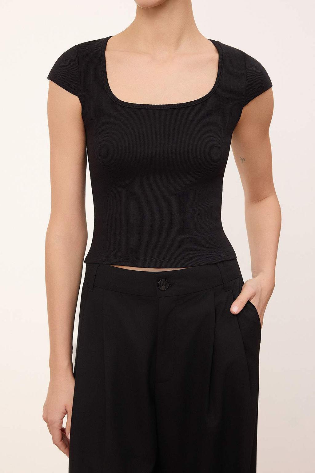 Siyah Fitted Kare Yaka K?sa Kollu Crop Fitilli Esnek Orme Bluz TWOSS26BZ00155 - Trendyolmilla фото 6