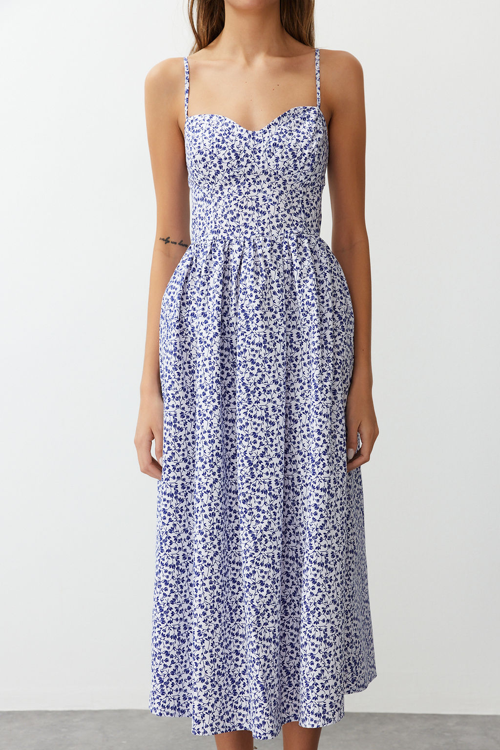 Mavi Cicek Desenli A Kesim Kalp Yaka Maxi Poplin Dokuma Elbise TWOSS24EL00700