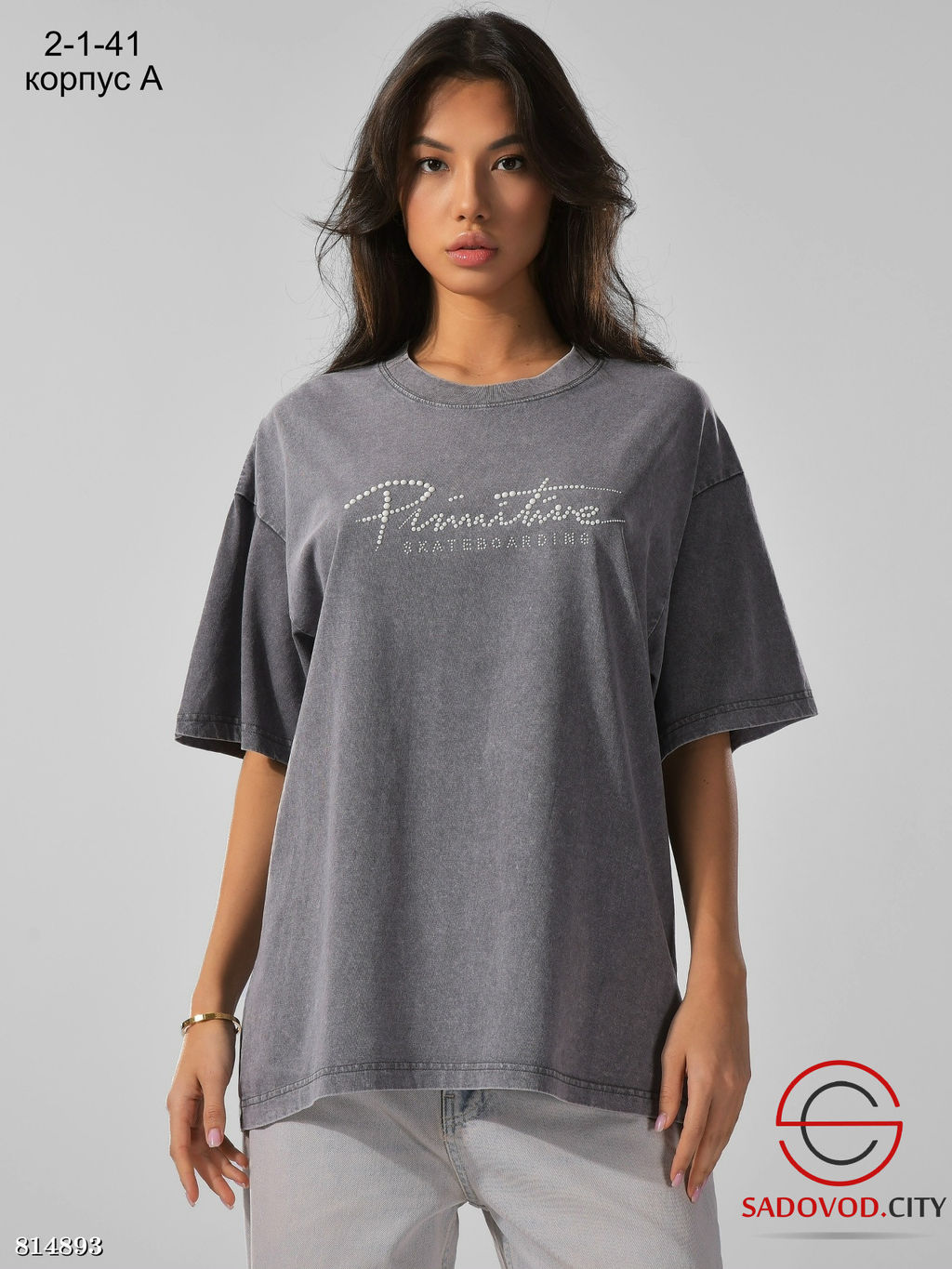 Женская футболка с эффектом варёнки и стильным принтом из страз