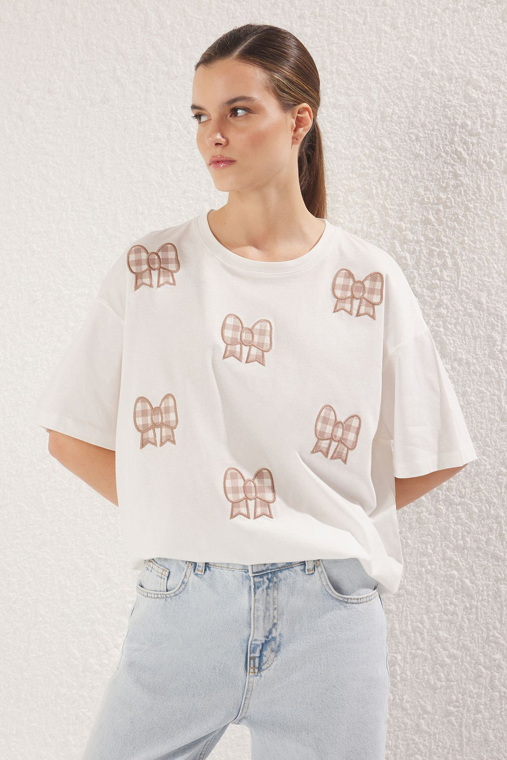 TRENDYOLMILLA Ekru Fiyonk ve Ekose Detayl? Oversize/Genis Kal?p Orme T-Shirt TWOSS25TS00130