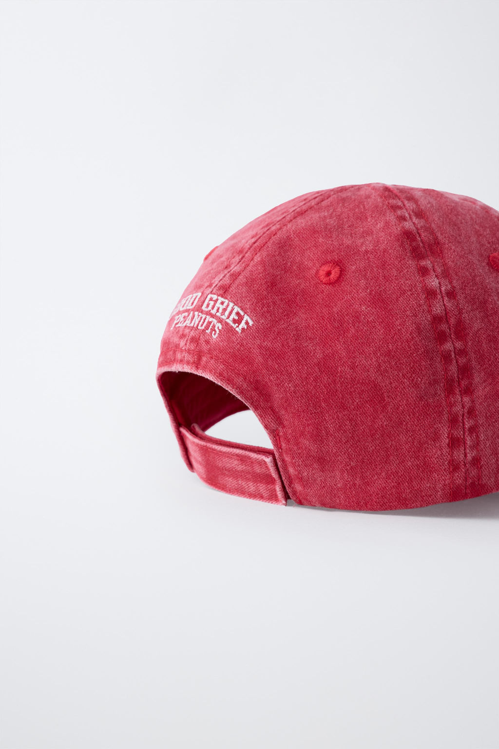 GORRA EFECTO LAVADO BORDADO SNOOPY PEANUTS / Rojo