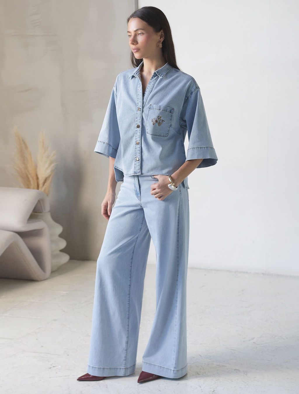 Широкие джинсы из облегченного денима