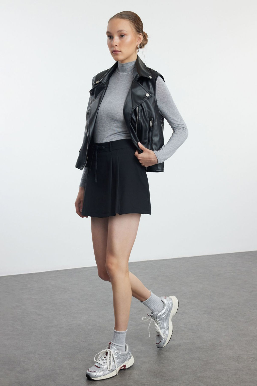 TRENDYOLMILLA Siyah Pilili Mini Dokuma Etek Gorunumlu Sort TWOAW25SR00035  фото 2