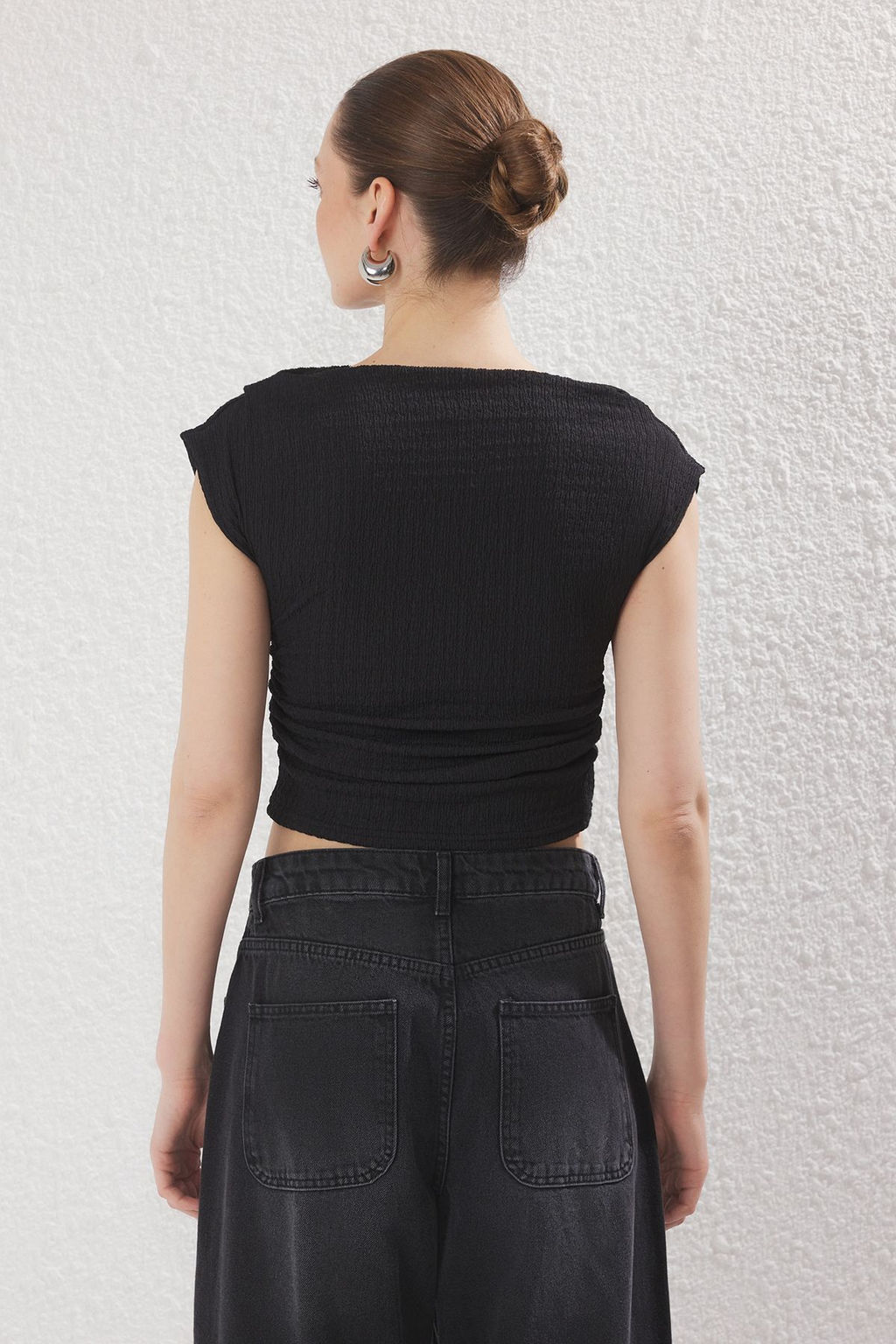 Trendyolmilla Ekru Dokulu Kay?k Yaka Buzgulu Kolsuz Esnek Orme Bluz TWOSS25BZ00485  фото 4