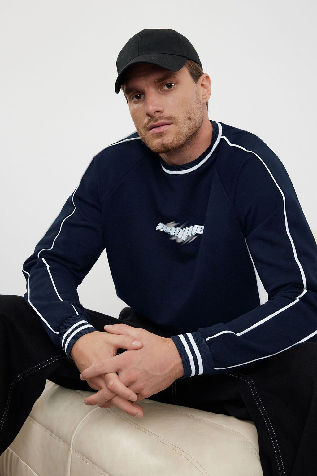 TRENDYOL MAN Lacivert Oversize/Genis Kesim Bask?l? Biye Detayl? Kolej Ici Polarl? Sweatshirt TMNAW25SW00145
