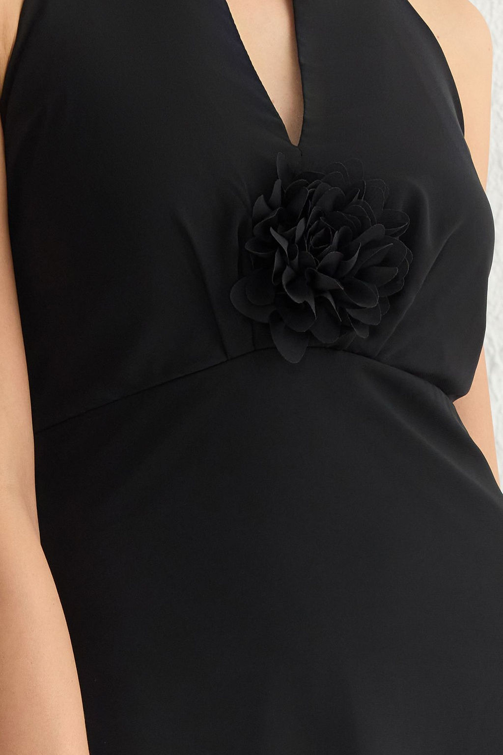 TRENDYOLMILLA Siyah A-Kesim Gul Detayl? V Yaka Astarl? Sifon Dokuma S?k Elbise TPRSS25EL00043  фото 4