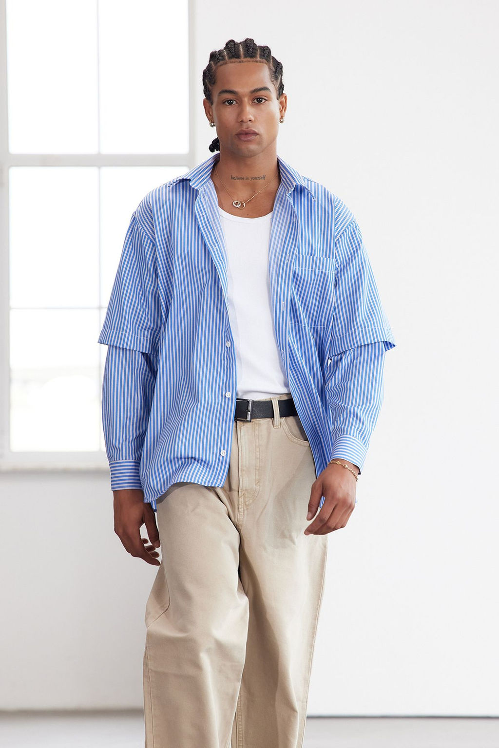 TRENDYOL MAN Limited Edition Mavi Relaxed Fit Alttan C?kma Kollu Gomlek TMNAW25GO00031