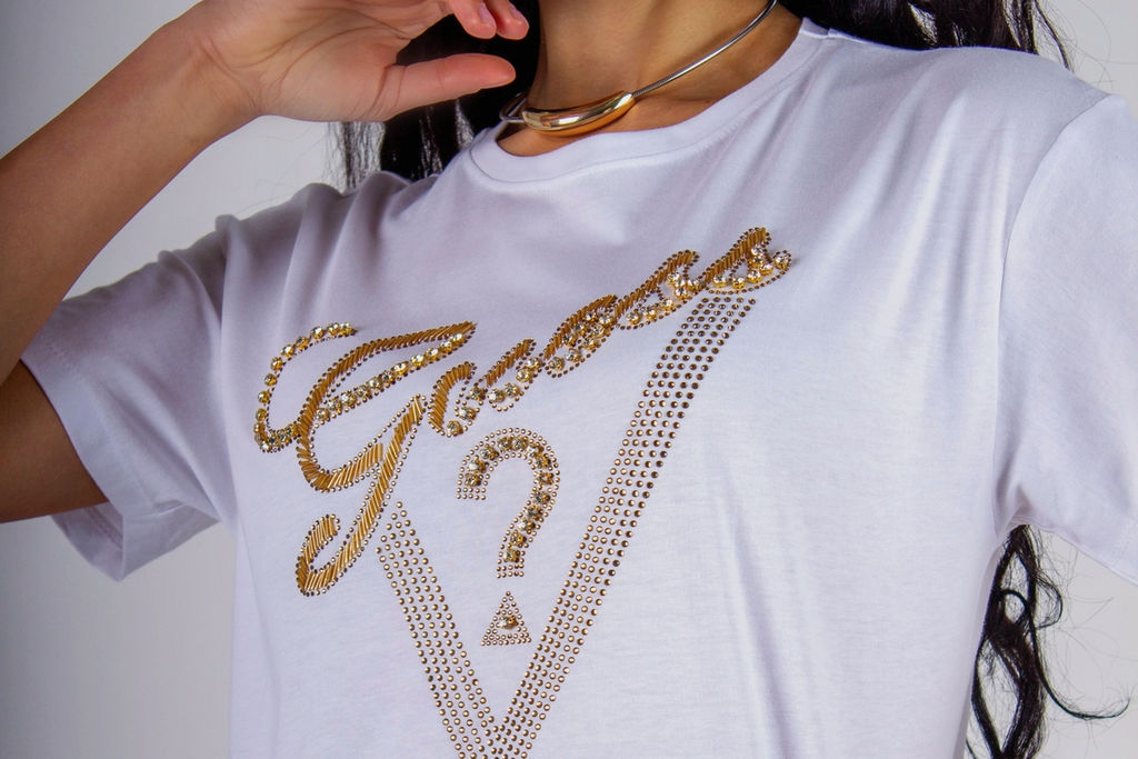 Футболка "Guess" с треугольником стразы, камешки, бусины