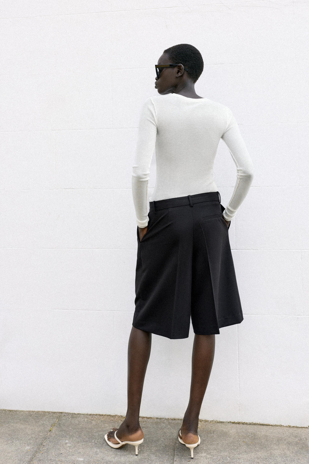 BERMUDA LARGA PLIEGUES / Negro - Zara фото 4