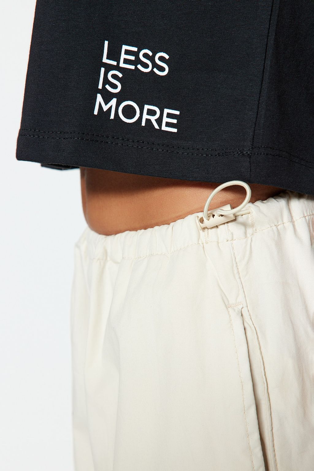 Siyah %100 Pamuk Slogan Bask?l? Crop Bisiklet Yaka Orme T-Shirt TWOSS23TS00125