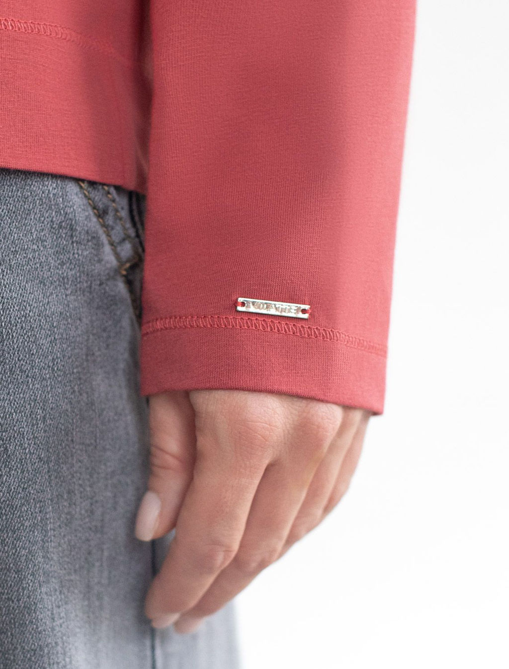 Базовый лонгслив из премиального хлопка с эластаном