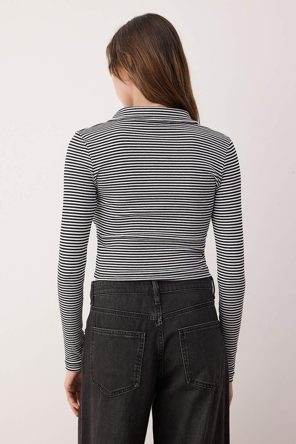 Siyah Cizgili Dugme Detayl? Vucuda Oturan Crop Polo Yaka Fitilli Esnek Orme Bluz TWOAW22BZ0522