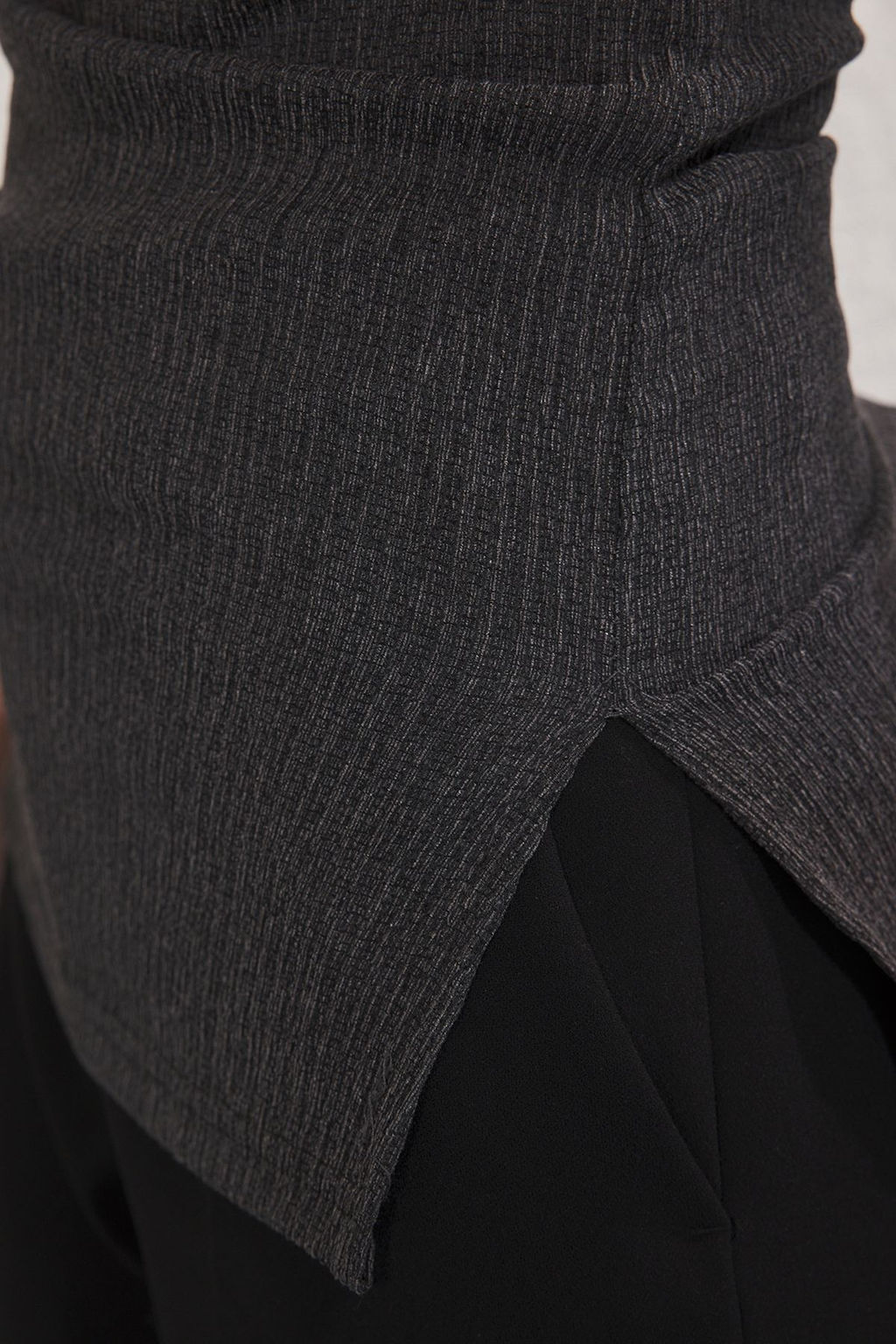 Antrasit Staplez Dokulu Y?rtmacl? Vucuda Oturan Esnek Orme Bluz TWOSS25BZ00515 - Trendyolmilla фото 3