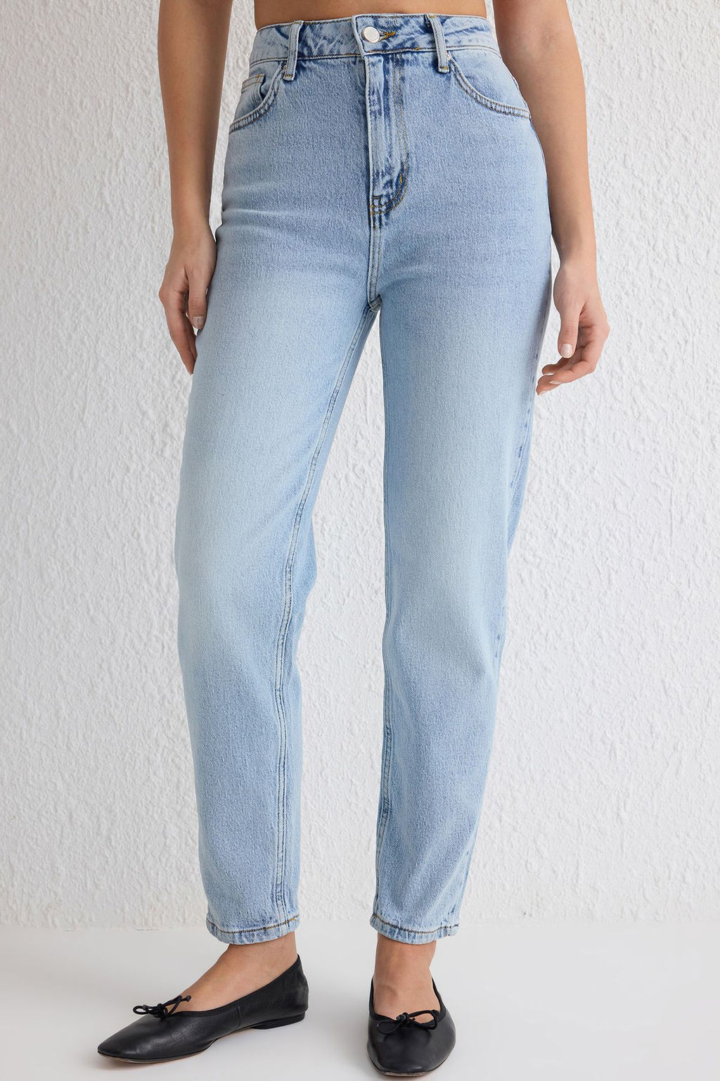 Ac?k Mavi Yuksek Bel Comfort Mom Jeans TWOSS25JE00095 - Trendyolmilla фото 3