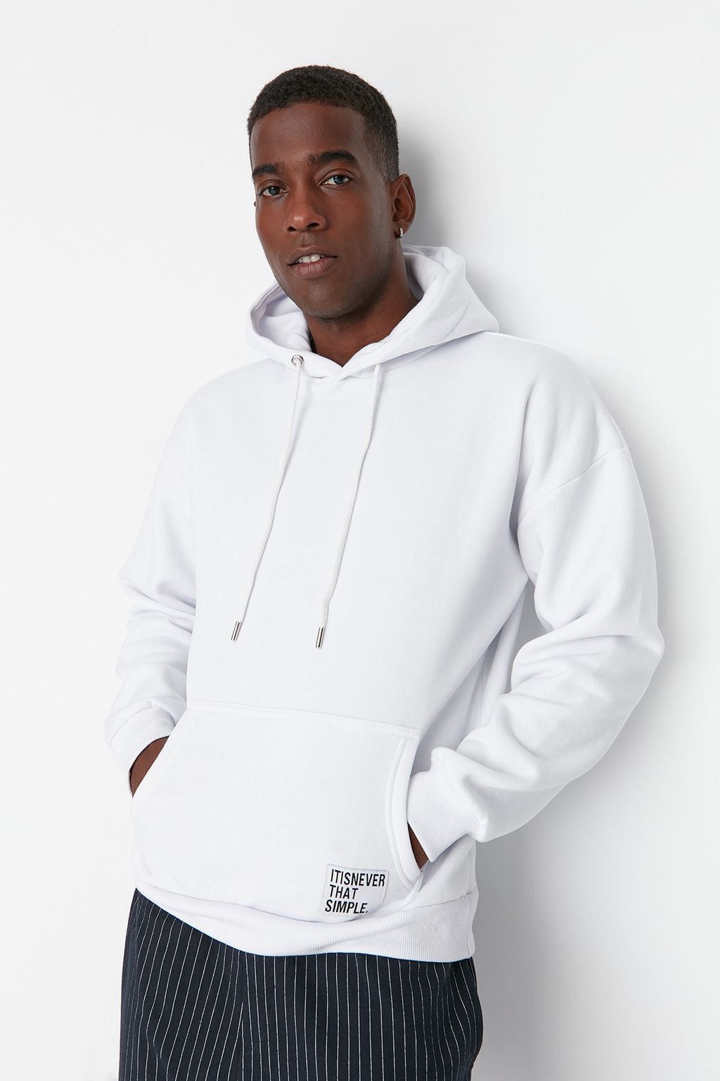 TRENDYOL MAN Beyaz Oversize/Genis Kesim Kapusonlu Etiketli Ici Polar/S?cak Tutan Sweatshirt TMNAW21SW2005 - Trendyolmilla фото 2