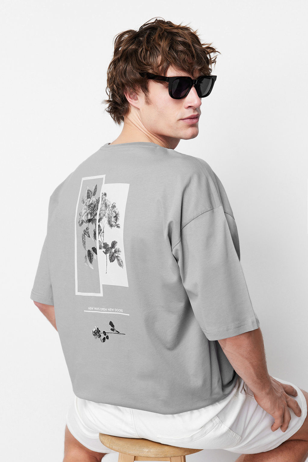 Gri Oversize/Genis Kesim Cicek Bask?l? K?sa Kol %100 Pamuklu T-Shirt TMNSS21TS1223