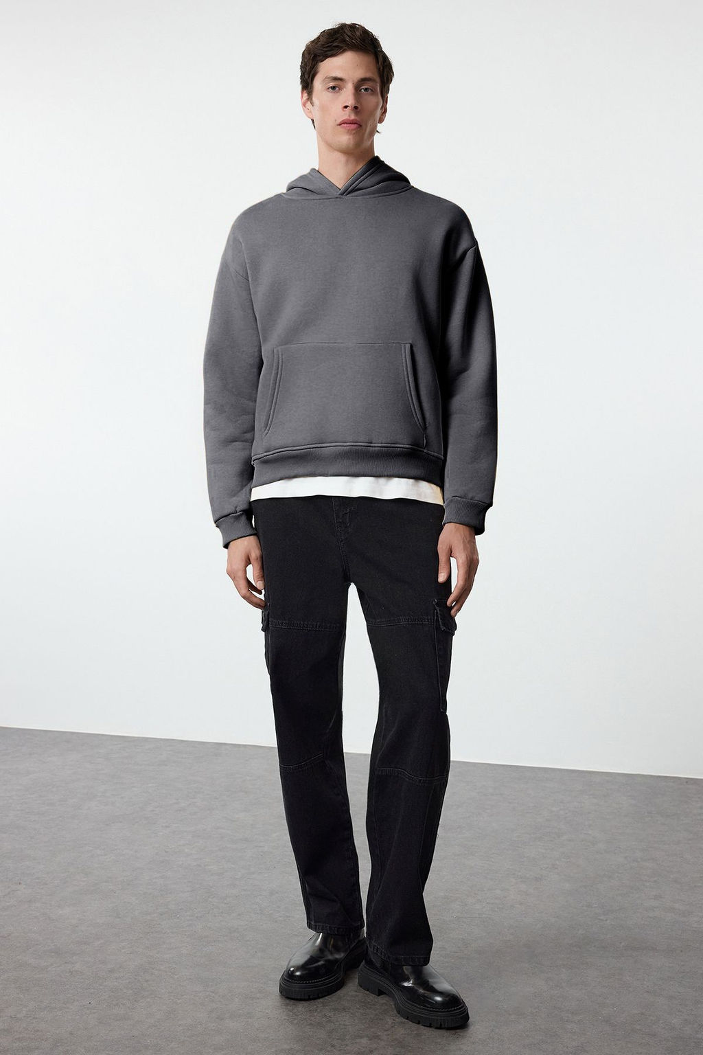 Antrasit Oversize/Genis Kesim S?rt? Nak?s Detayl? Kapusonlu Sweatshirt TMNAW25SW00142