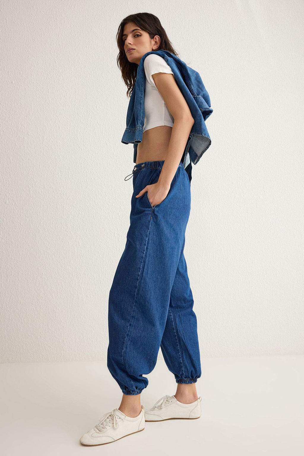Koyu Mavi Beli Lastikli Yuksek Bel Balon Jogger Jeans TWOSS25JE00008 - Trendyolmilla фото 2