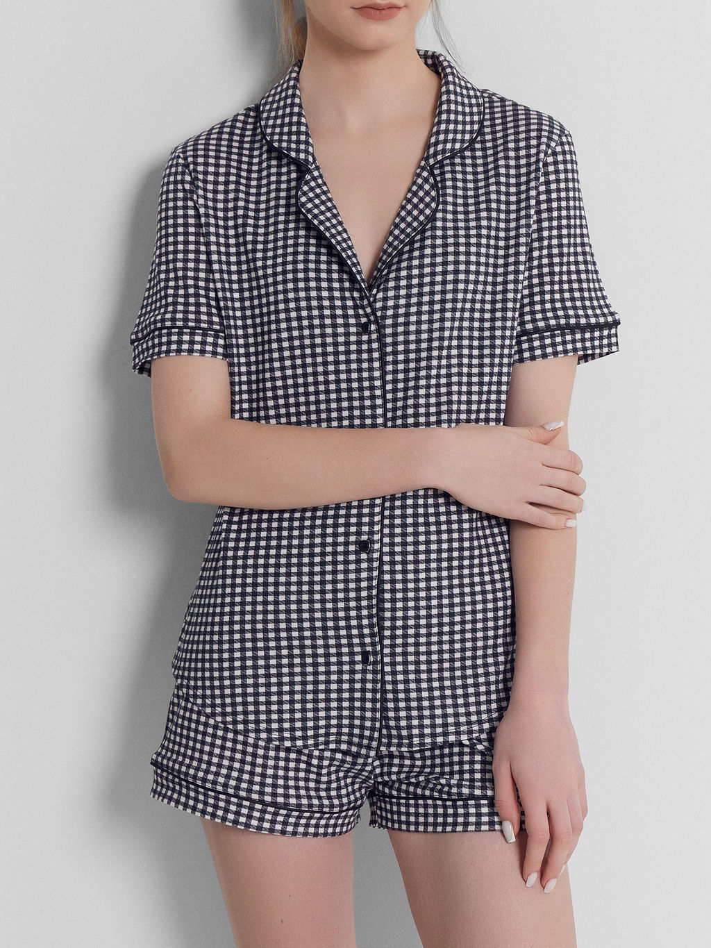 КОМПЛЕКТ ЖЕНСКИЙ (ЖАКЕТ, ШОРТЫ) черная клетка на белом 592478