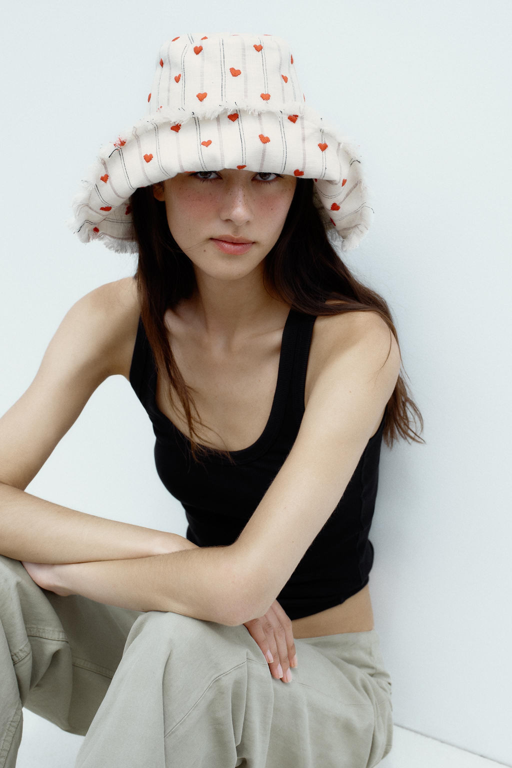 STRIPED BUCKET HAT WITH HEART EMBROIDERY