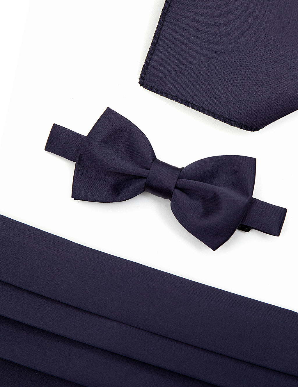 Темно-синий костюм с галстуком-бабочкой и поясом