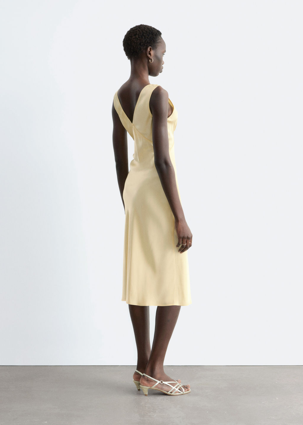 Vestido midi lencero con escote en pico - H&m фото 7