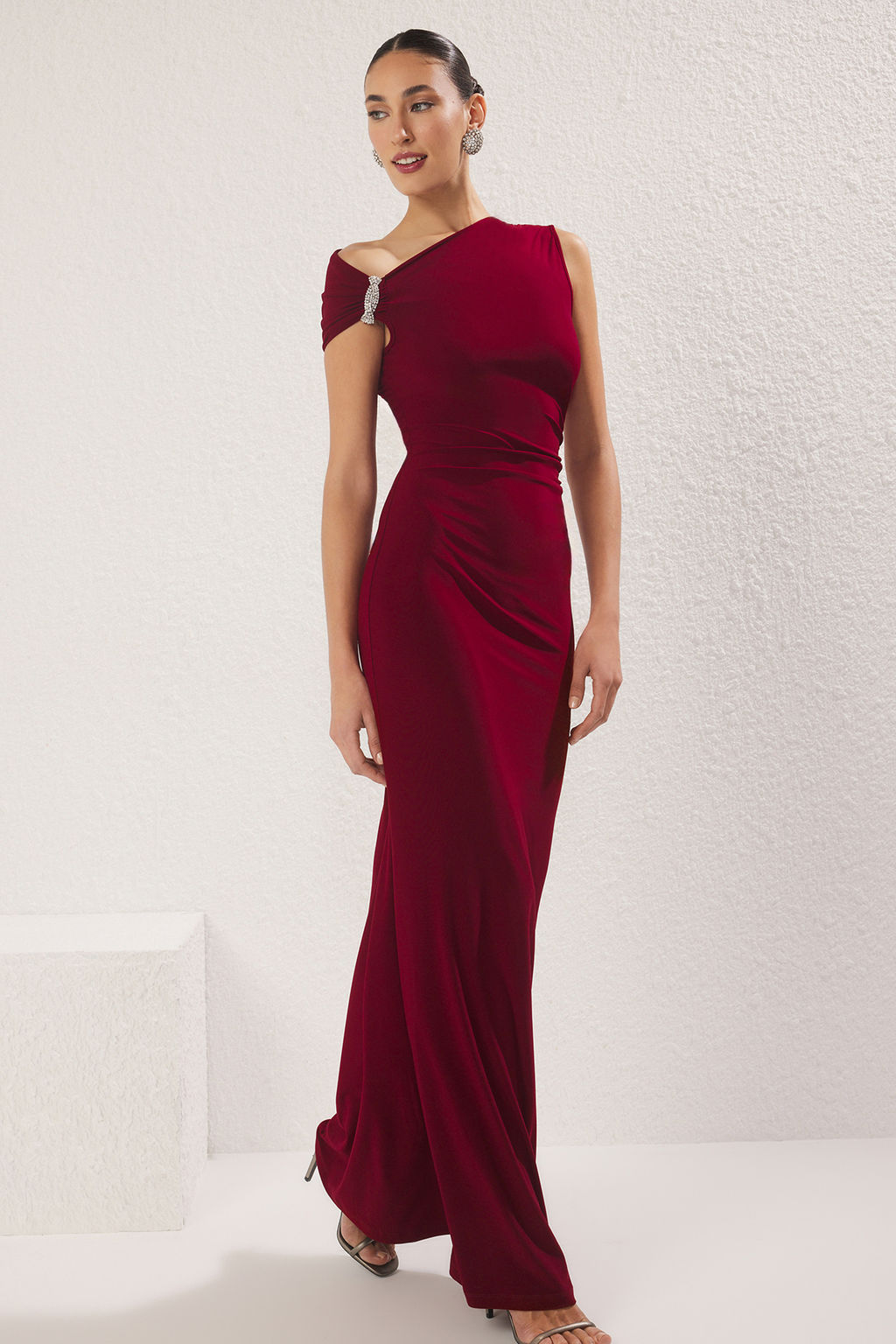 Bordo Vucuda Oturan Tas Aksesuarl? Dokuma Uzun S?k Abiye Gece Mezuniyet Elbisesi TPRSS24AE00224