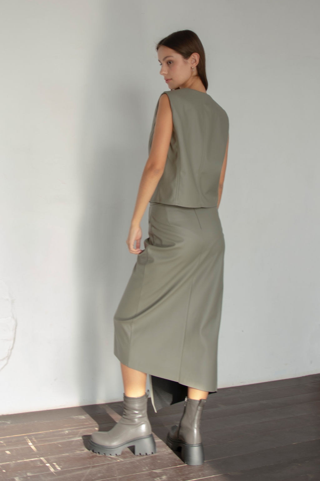 Жилетка эко-кожа ECO039/01/Оливка - M&G all natural фото 5