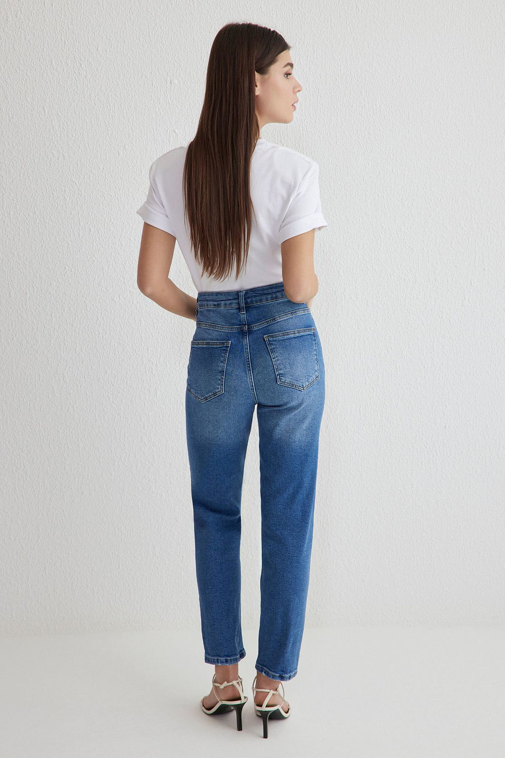 Mavi Yuksek Bel Comfort Mom Jeans TWOSS25JE00115 - Trendyolmilla фото 5