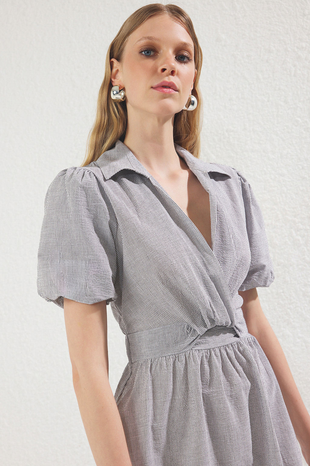 TRENDYOLMILLA Siyah Cizgili Bel Detayl? Midi Dokuma Elbise TWOSS23EL02233  фото 2