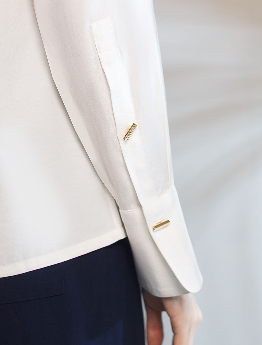 Блузка с широкими манжетами из вискозы с лиоцеллом